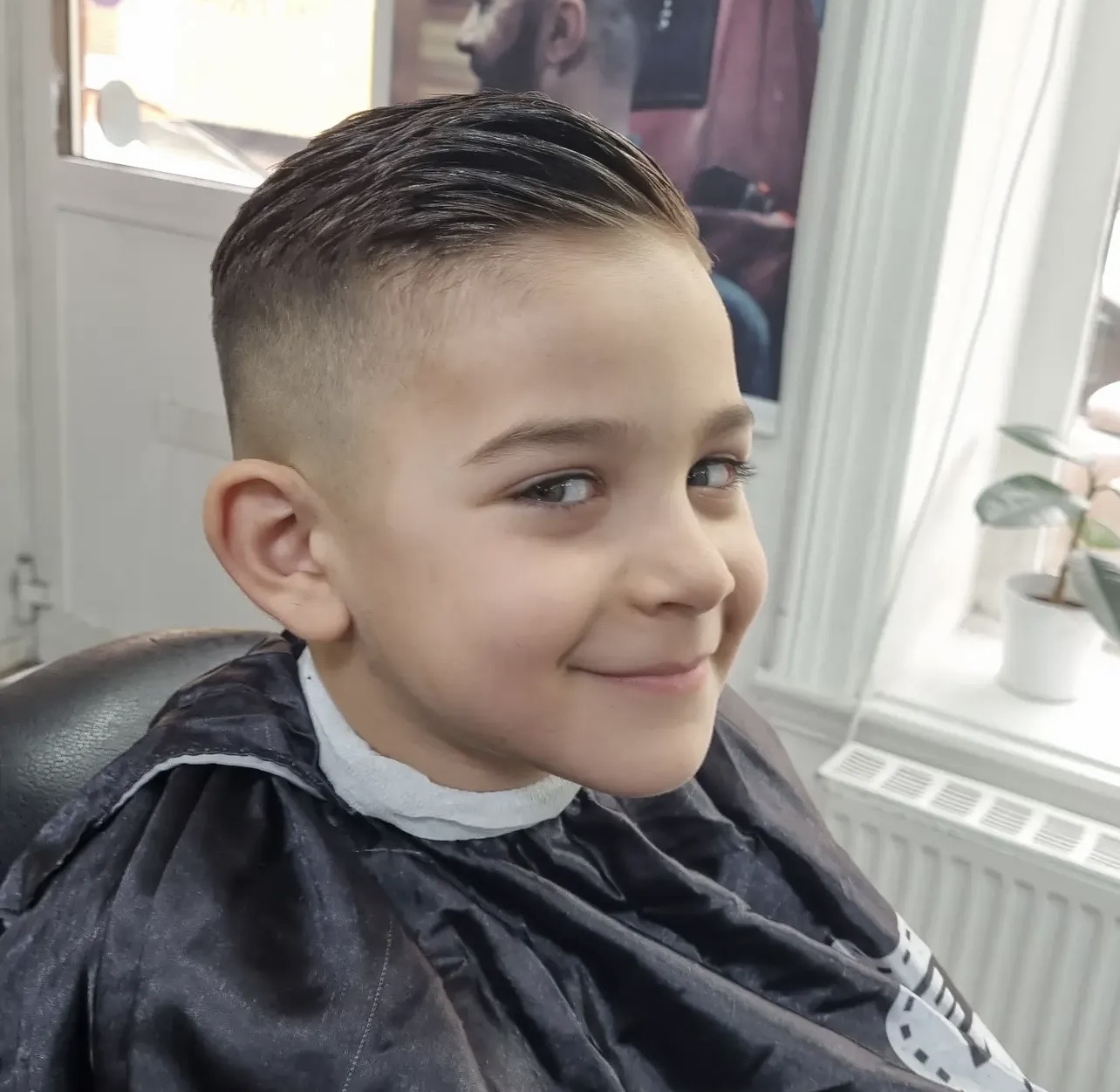 Skin fade med slick back på ung kund